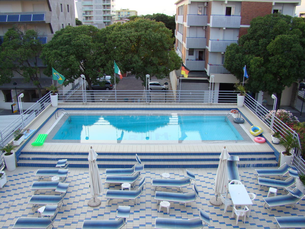 Hotel Blue Marine Lignano Sabbiadoro Exterior foto