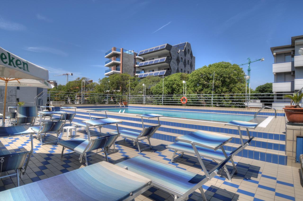Hotel Blue Marine Lignano Sabbiadoro Exterior foto