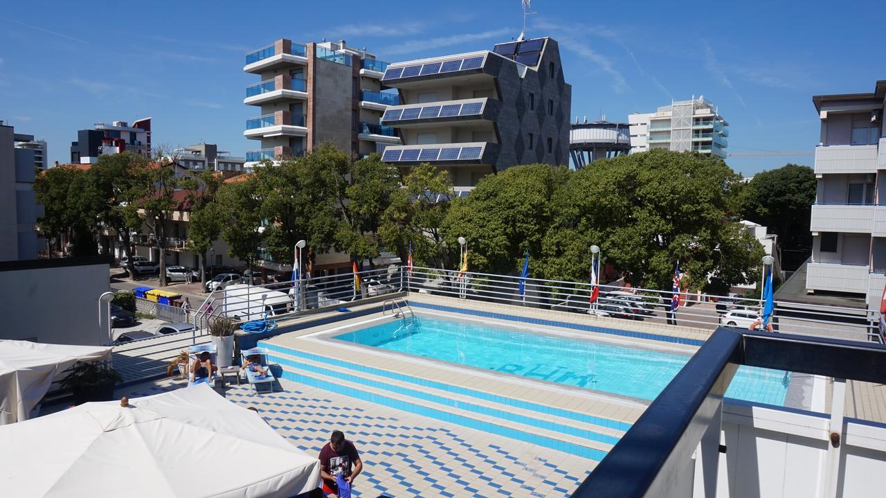 Hotel Blue Marine Lignano Sabbiadoro Exterior foto